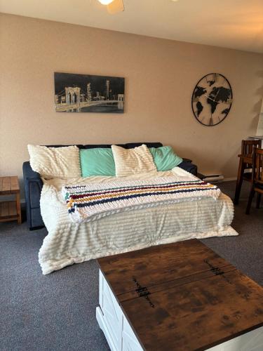 een slaapkamer met een groot bed en een tafel bij Cozy getaway with a view! in Fairmont Hot Springs