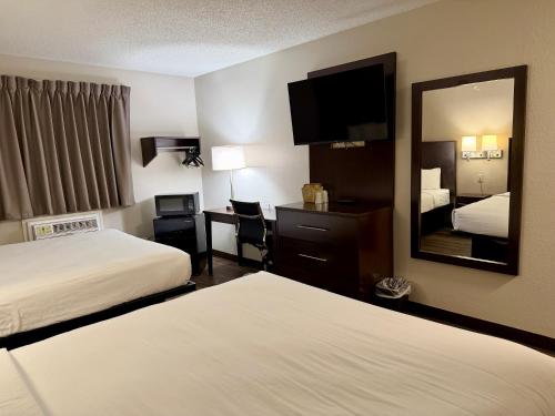 En eller flere senge i et værelse på Baymont by Wyndham Findlay