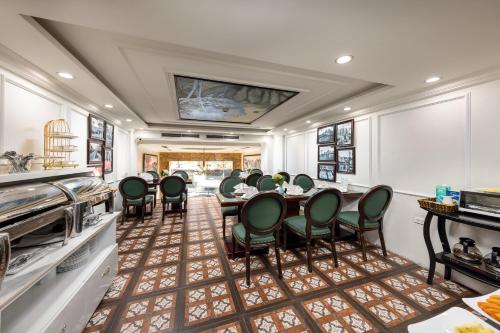 Een zitgedeelte bij Golden Legend Palace Hotel & Travel