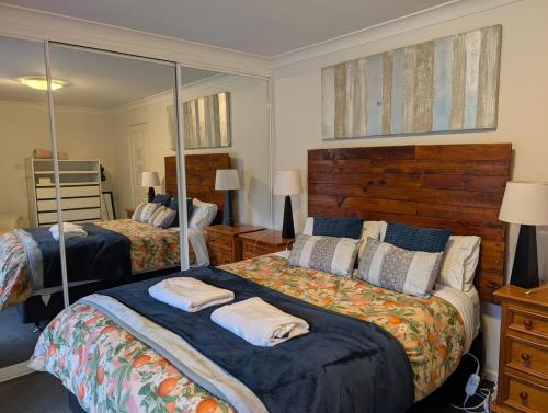 En eller flere senge i et værelse på Birdsong Central, North Beach