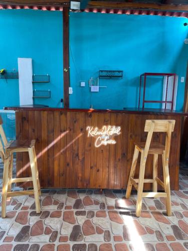 twee houten krukken voor een bar bij kalani cabin in Ríohacha