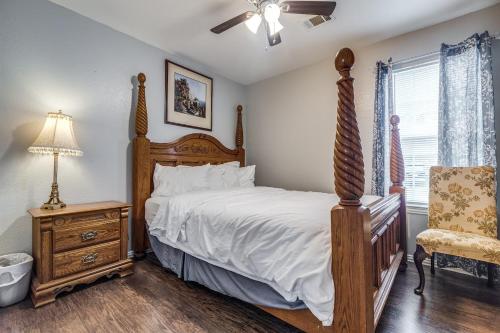 ein Schlafzimmer mit einem Bett, einer Kommode und einem Ventilator in der Unterkunft Historic Downtown McKinney 3BR in McKinney