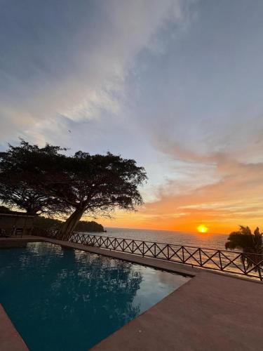 una piscina con un tramonto sullo sfondo di Mirador 28 a Platanitos