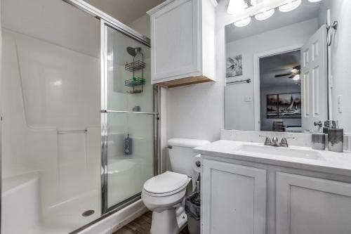 ein Badezimmer mit Toilette, Waschbecken und Dusche in der Unterkunft Historic Downtown McKinney 3BR in McKinney