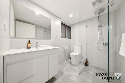 Et badeværelse på KozyGuru | Cabramatta | Spacious Family Townhouse