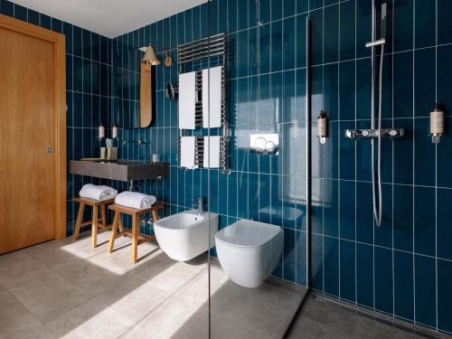 een badkamer met toilet en glazen douche bij Hotel Mercure Roma Corso Trieste in Rome