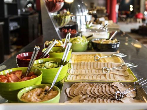 un buffet con diversi tipi di cibo su un tavolo di Ibis Częstochowa a Częstochowa