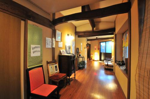 een gang met stoelen en een televisie in een kamer bij uedaonsen jukyuan in Ueda