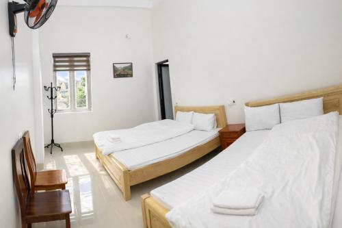 En eller flere senge i et værelse på Hotel and Restaurant Thành Oanh Yên Bái