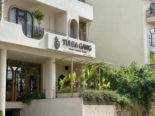 un edificio con un cartello che recita Tucci Gaming di Túi Ba Gang Central Hotel a Da Lat