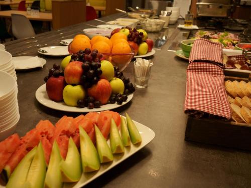 een buffet met fruitschotels op tafel bij Ibis Bratislava Centrum in Bratislava