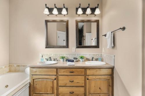 Ένα μπάνιο στο Teton Harmony by KABINO Hot Tub Pool Table Fire Pit Mtn Views 2 Levels 2 Living Rooms WiFi Grill