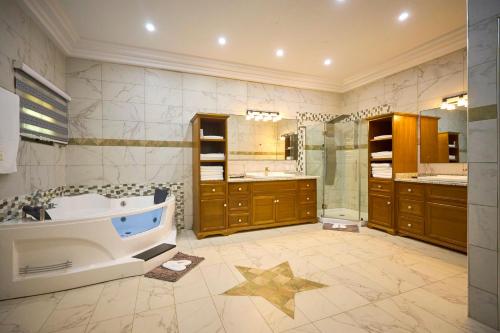 Ένα μπάνιο στο Prempeh Royale Suites