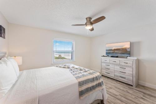 una camera da letto con un letto e un ventilatore a soffitto di Seabreakers 6 a South Patrick