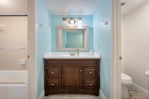 un bagno con lavandino e specchio di Seabreakers 6 a South Patrick