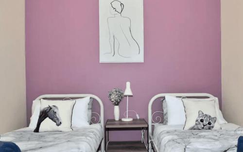 Giường trong phòng chung tại Cozy Mountain Cottage