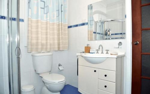 Phòng tắm tại Cozy Mountain Cottage