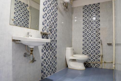 ein Badezimmer mit Waschbecken und Toilette in der Unterkunft MAHIRA RESIDENCY in Port Blair