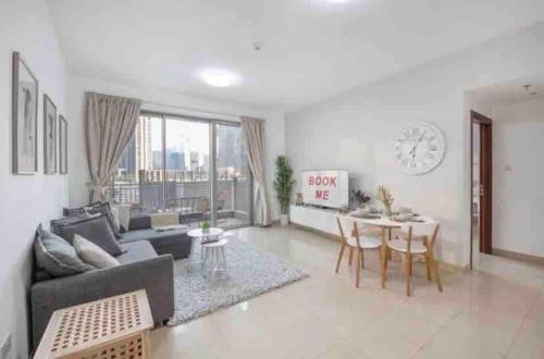 Free housekeeping visits during your stay - StayShort - Chic Modern 1BR, Perfect for 4 in Downtown