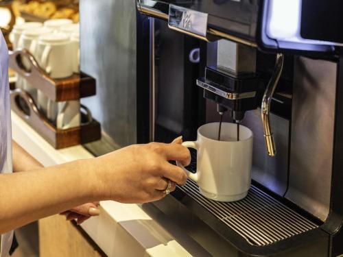 Příslušenství pro přípravu čaje a kávy v ubytování Novotel Bristol Centre