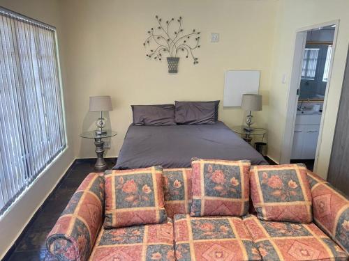 En eller flere senge i et værelse på Zeus Lodge