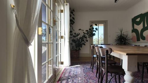 ein Esszimmer mit Tisch und Stühlen in der Unterkunft Flowerpot Cottage Hideaway in Middleton