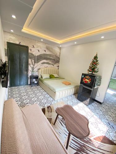 En eller flere senge i et værelse på Laca Homestay HangDa