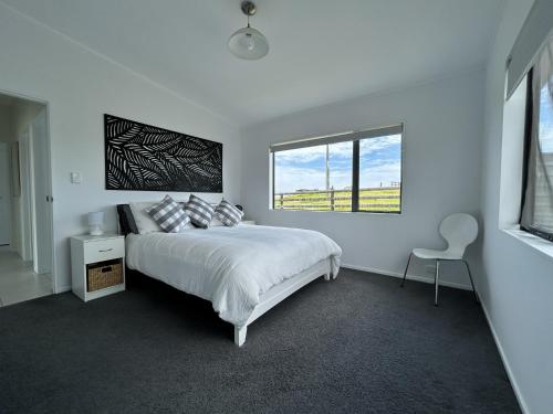 Giường trong phòng chung tại Kai Iwi Lakes - The Shores Lakefront Retreat