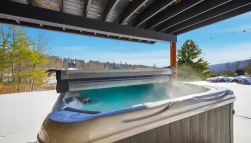 Cảnh núi rừng hoặc tầm nhìn ra núi từ nhà nghỉ dưỡng