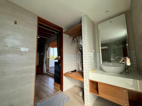 ein Badezimmer mit Waschbecken und Spiegel in der Unterkunft Baanna Place in Ban Na