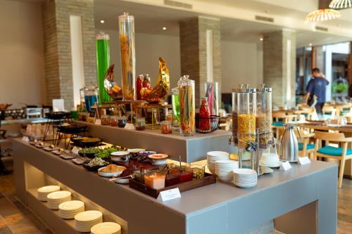 ein Buffet mit Vorspeisen und anderen Speisen in der Unterkunft Soaltee Westend Lakeside Pokhara in Pokhara