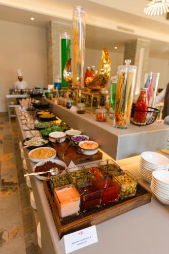 ein Buffet mit Vorspeisen und anderen Speisen in der Unterkunft Soaltee Westend Lakeside Pokhara in Pokhara