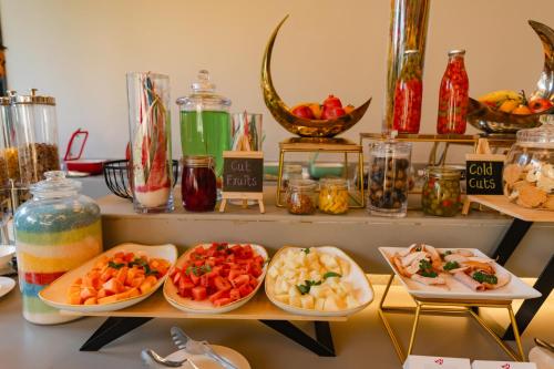 ein Buffet mit Schalen verschiedener Arten von Speisen in der Unterkunft Soaltee Westend Lakeside Pokhara in Pokhara