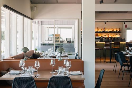 a restaurant with a table with wine glasses at Crittenden Lakeside Villas in Dromana