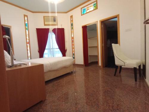 Een bed of bedden in een kamer bij Qurum Heights Hotel