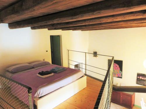 サレルノにあるSalerno between Amalfi, Pompei, Positano, Paestumのベッドルーム1室(ベッド1台付)