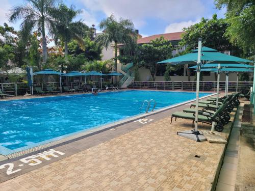 Bazén v ubytování Glory Regency Hotel nebo v jeho okolí