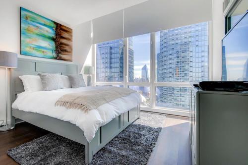 una camera con letto e vista sulla città di Global Luxury Suites at Sky a New York