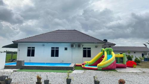 Bazén v ubytování Homestay Shah Rizki D'sawah nebo v jeho okolí