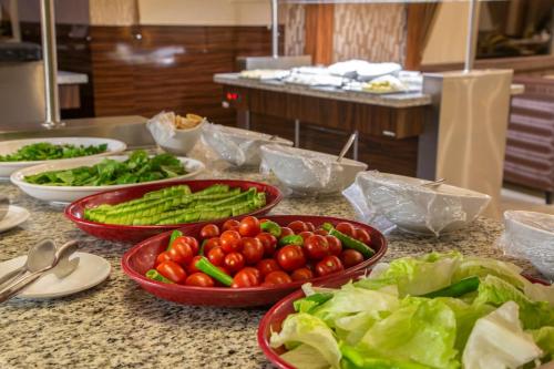 un bancone della cucina con ciotole di pomodori e verdure di Grand Cali Hotel a Bozuyuk