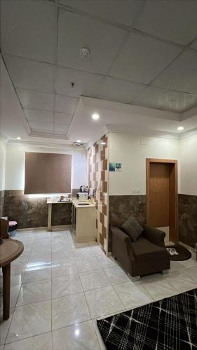 a living room with a couch and a table at شموخ العلياء للشقق المخدومة in Al Jith