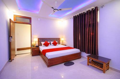 una camera da letto con un letto e un ventilatore a soffitto di Hotel Asha Residency -Free Wifi Facilities- Fully Air conditioning Premium Room - Best Hotel in Lucknow a Lucknow