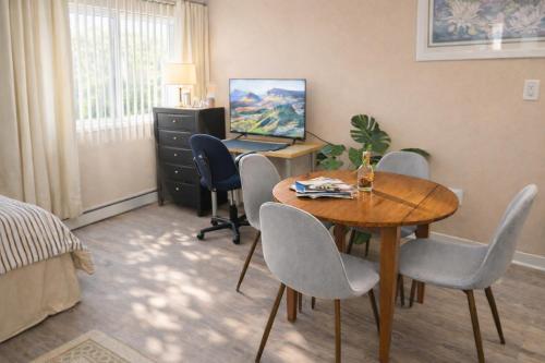 een kamer met een bureau en een tafel met stoelen bij Downtown Ann Arbor Walk to Stadium, Medical Center, UM in Ann Arbor