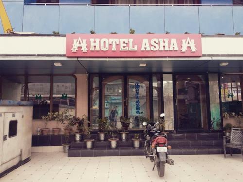 una moto parcheggiata davanti a un hotel ashiana di Hotel Asha Residency -Free Wifi Facilities- Fully Air conditioning Premium Room - Best Hotel in Lucknow a Lucknow