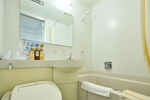 une salle de bain avec toilettes, lavabo et baignoire dans l'établissement Hotel Lexton Kagoshima Annex, à Kagoshima
