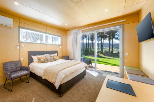 Un pat sau paturi într-o cameră la The Claim Accommodation