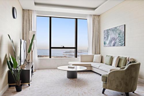 Luxury 1BR in The Palm Tower Near Nakheel Mall