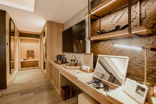 爱妮岛El Nido Resorts Lagen Island的厨房配有柜台和水槽