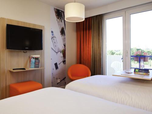 Postel nebo postele na pokoji v ubytování ibis Styles Chinon