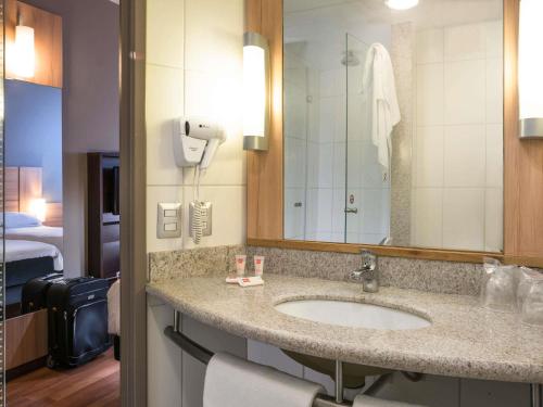 Koupelna v ubytování ibis Santiago Las Condes